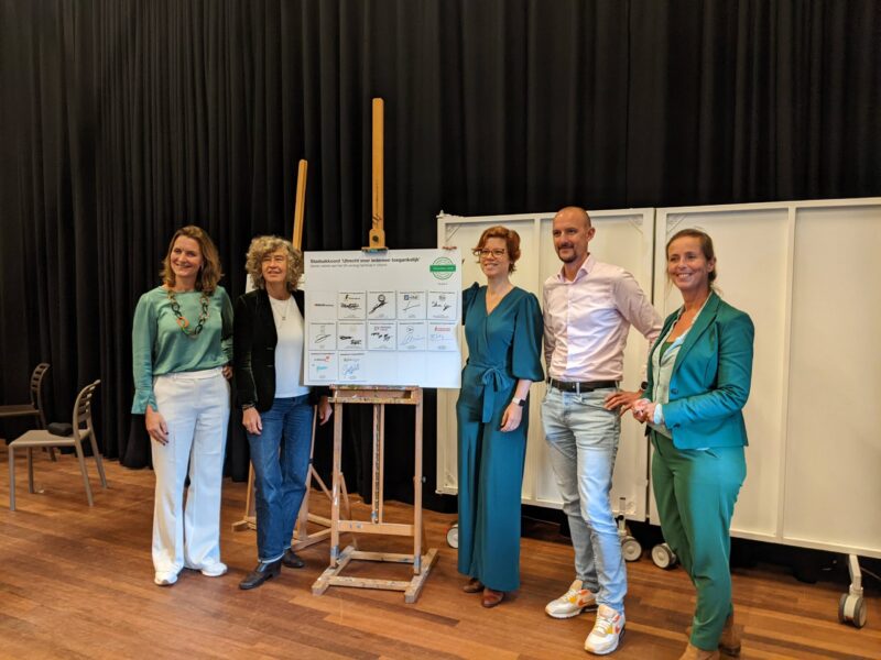 Vertegenwoordigers van Fietsmaatjes Utrecht, TivoliVredenburg, Bibliotheek Utrecht en het Nederlands Film Festival hebben het Stadsakkoord Toegankelijkheid ondertekend, en poseren voor de foto met wethouder Linda Voortman.