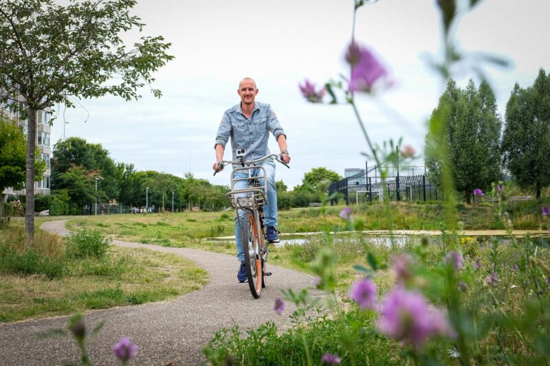 Geert op de fiets in een park