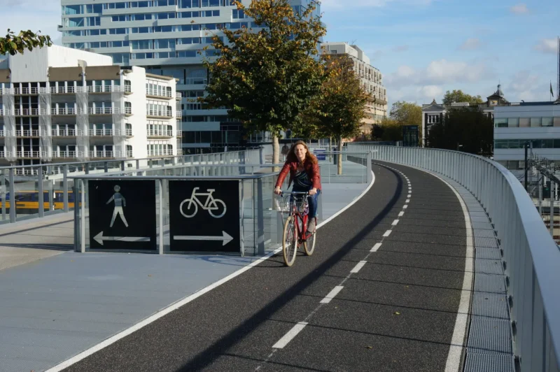 Christien fietsend over Moreelsebrug