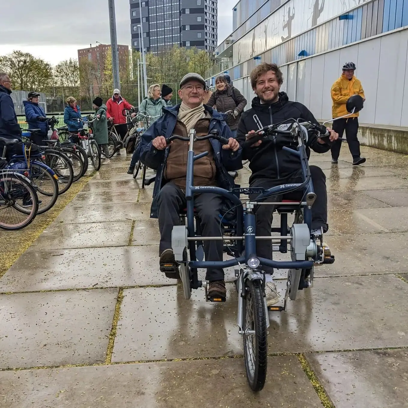 Jelle op de duobike met een vrolijke gast.