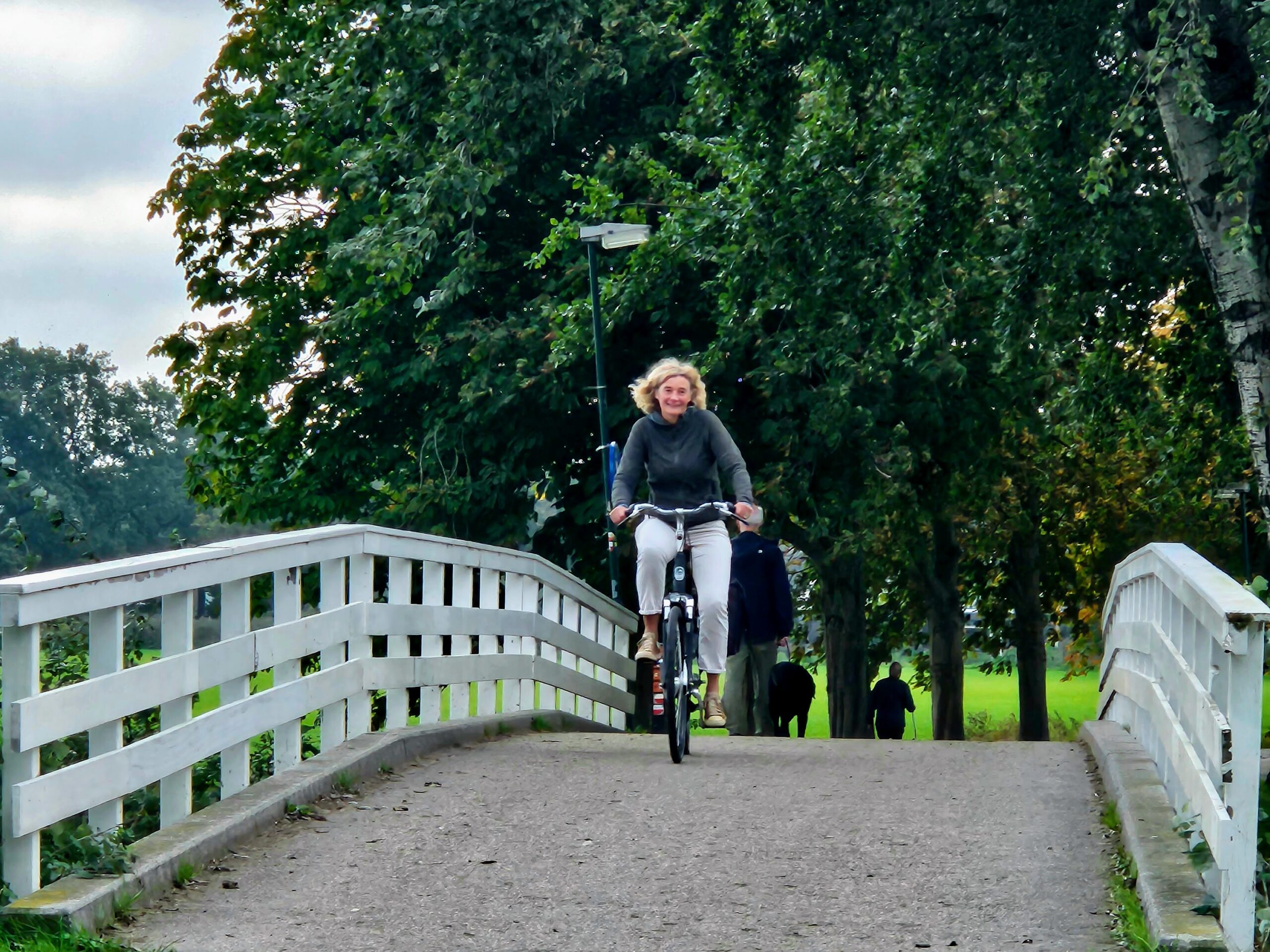 Lidwien op de fiets in Wilhelminapark.