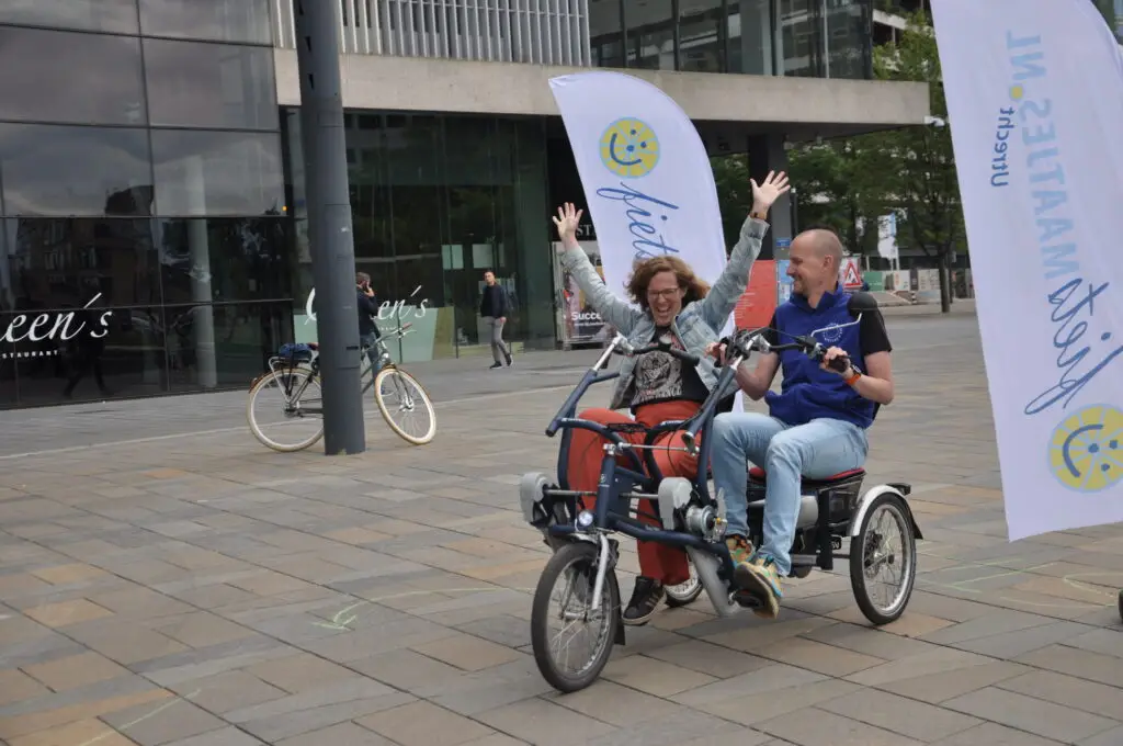 Proefritje tijdens de feestelijke lancering van Fietsmaatjes Utrecht op het Jaarbeursplein