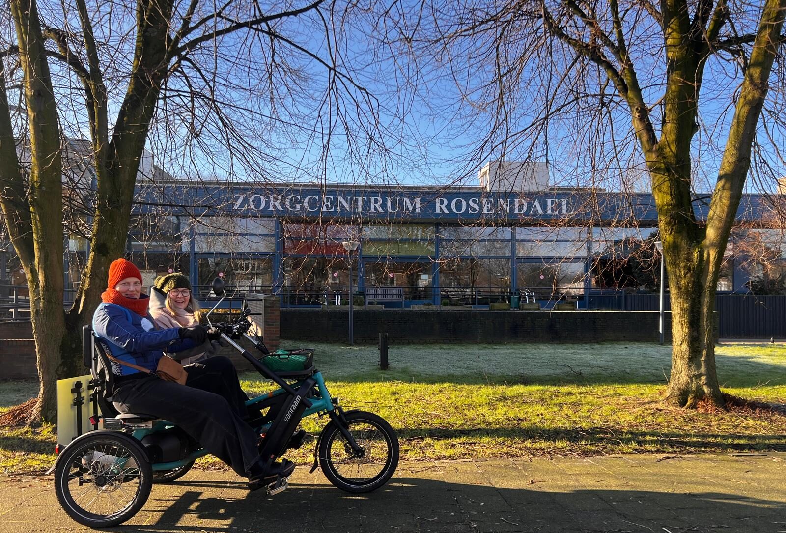 Twee fietsmaatjes op de duofiets in Overvecht