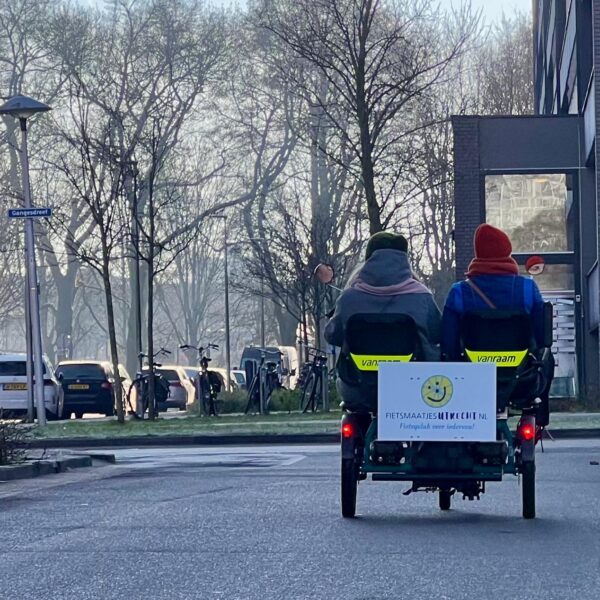 Fietsmaatjes op de duofiets in de winter