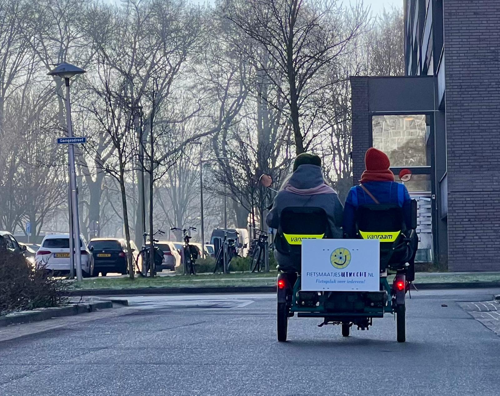 Fietsmaatjes op de duofiets in de winter