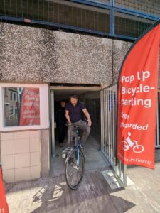 Lees meer over het artikel Ontmoet Aik, onze nieuwe fietsbeheerder!