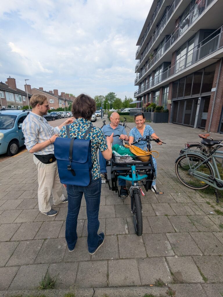 Verslaggever van U in de Wijk interviewt Fietsmaatjes Jan en Eline in Overvecht.