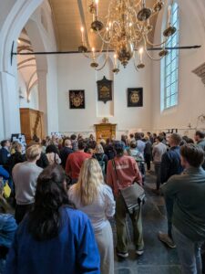 Vrijwilligers en organisaties verzamelen in de Nicolaïkerk voor de 22e Beursvloer Utrecht
