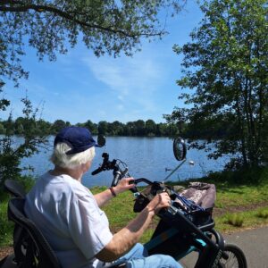 Fietsmaatje op de duofiets in de polder buiten Utrecht