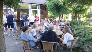 Vrijwilligers van Fietsmaatjes Utrecht komen samen in Tuinenpark Ons Buiten voor de jaarlijkse vrijwilligersdag
